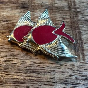 Trifari vintage gold tone pin brooch